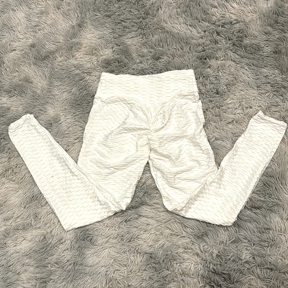 Super cute white Scrunch Butt Super High waisted Leggings Nice for the Booty S/M